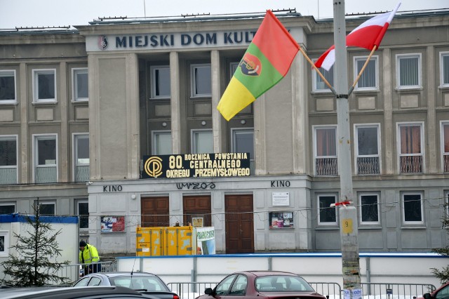 Ulice są już przybrane flagami narodowymi i miasta, na Miejskim Domu Kultury zawisł duży baner