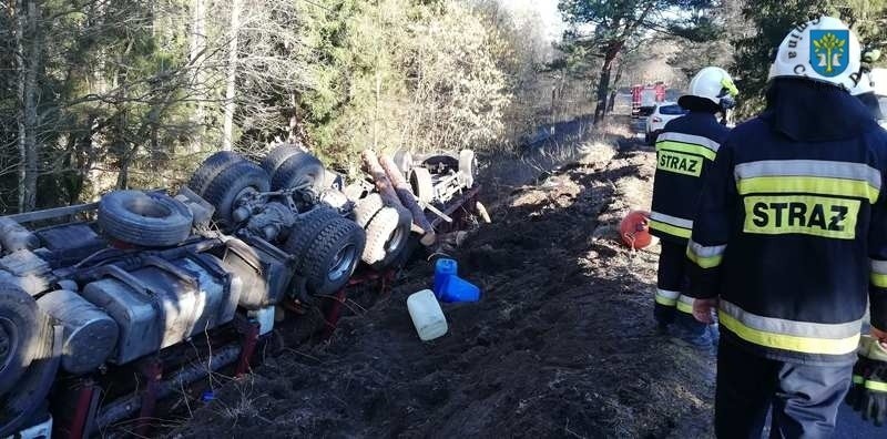 Niedaleko Rokit wywróciła się ciężarówka z drewnem