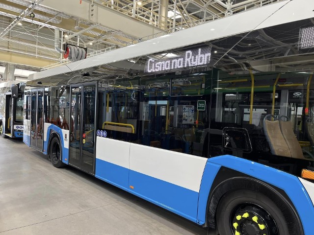 Pierwsze cztery autobusy o napędzie hybrydowym są już w Rybniku. Za zakup łącznie 11 hybryd spółka Komunikacja Miejska Rybnik zapacia 24 mln.
