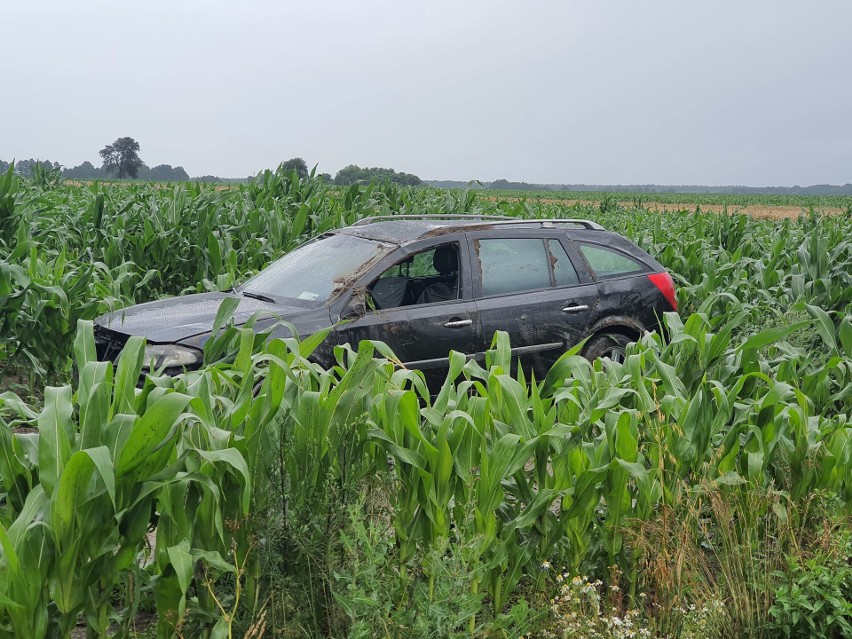 Wypadek w gminie Skaryszew. Kierowca laguny dachował na drodze i wylądował w polu kukurydzy