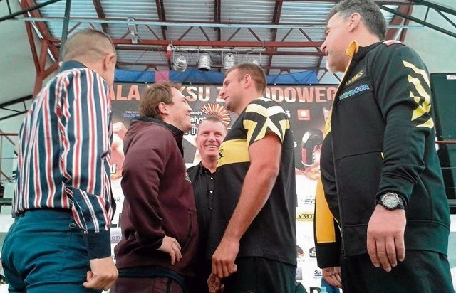 W jednej z najbardziej interesująco zapowiadających się walk białostockiej gali Włodzimierz Letr (drugi z lewej) zmierzy się z Marcinem Brzeskim