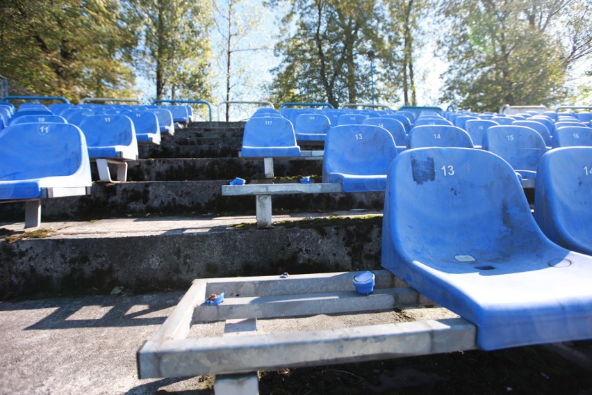 Stadion Hutnika Kraków. Sektor gości po meczu z Wisłoką...