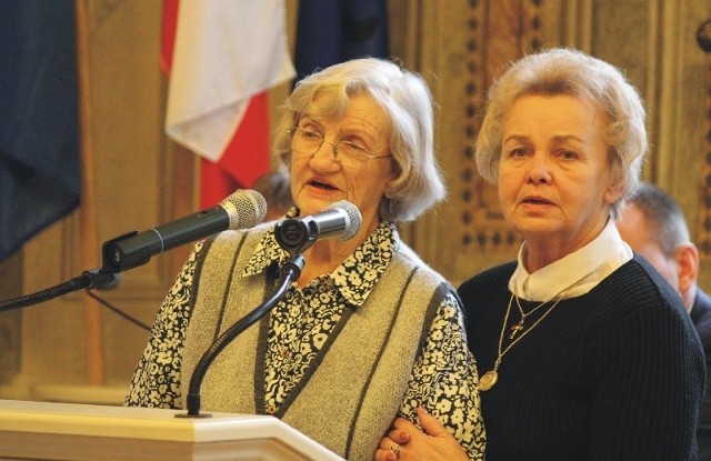 - Jesteśmy wdzięczne za przychylne rozpatrzenie projektu budowy pomnika &#8211; powiedziały na sesji Rady Miejskiej, tuż po głosowaniu, Stanisława Żak (nz z prawej), sekretarz przemyskiego oddziału Związku Sybiraków oraz Zofia Rutkowska z Rady Federacji Rodzin Katyńskich.