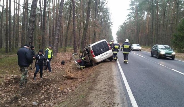 Fiat doblo wjechał do rowu.