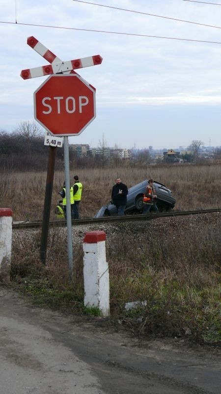 Wypadek. Samochód zderzyl sie z pociągiem na niestrzezonym przejeLdzie na Starosielcach