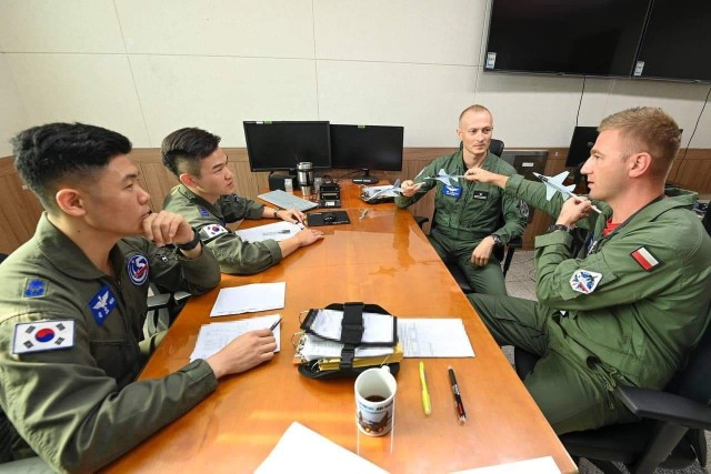 Pierwsi polscy piloci zakończyli szkolenie w Korei. Popisy pilotów na maszynach koreańskiej produkcji będzie można podziwiać na Air Show w Radomiu.
