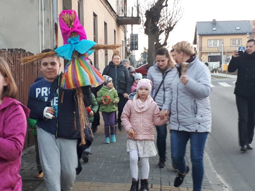 W Zwoleniu wrzucili do rzeki biodegradowalną marzannę.