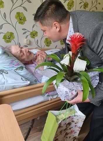 Życzenia pani Zofii z okazji jej 101 urodzin złożyli...