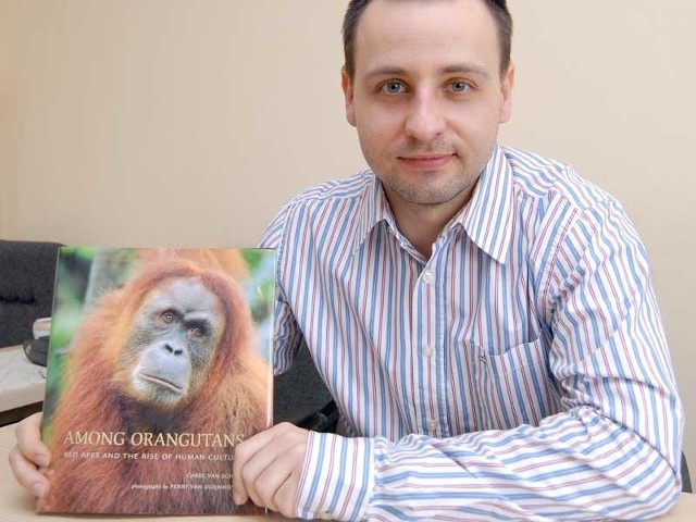 Polem zainteresowań Jana Rybaka jest prymatologia, czyli badanie ssaków naczelnych.