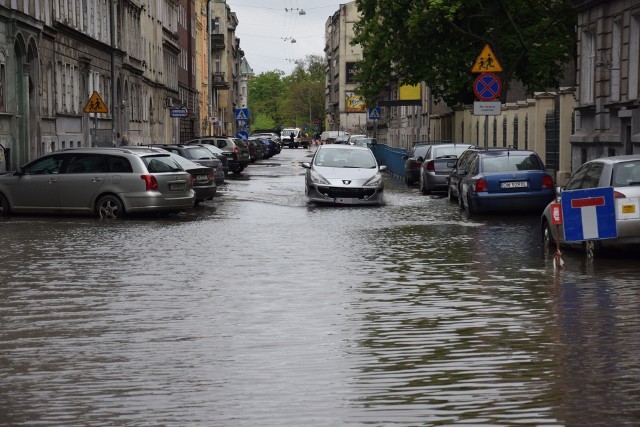 Awaria wodociągowa na ul. Komuny Paryskiej, 7 maja 2017