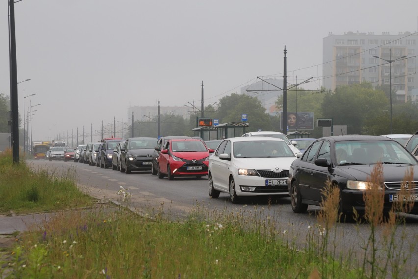 Wypadek na Widzewie. Motocyklista sunął po jezdni i zderzył się z peugeotem ZDJĘCIA