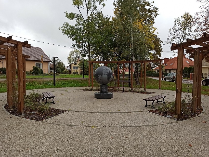 Plac Górnika w Tarnobrzegu już po rewitalizacji. Oprócz podświetlanego globusa jest tu plac zabaw, małe boisko i parking [ZDJĘCIA]