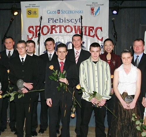 Na wspólnym zdjęciu nominowani zawodnicy w plebiscycie "Sportowiec Stargardu 2006 roku".