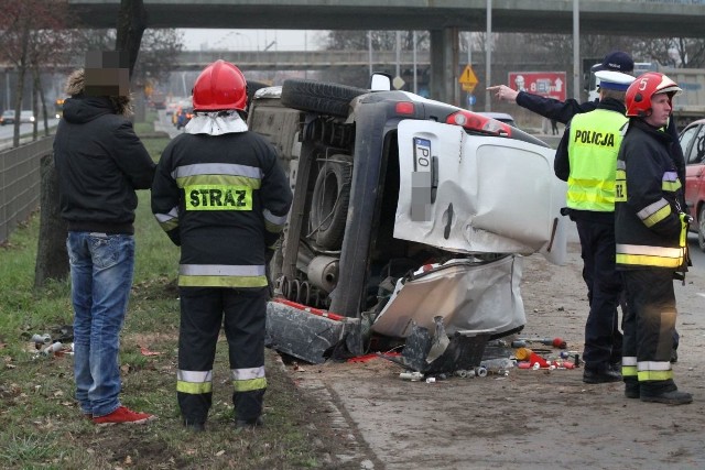 Wypadek na Krzywoustego, renault dachował na jezdni wyjazdowej z Wrocławia