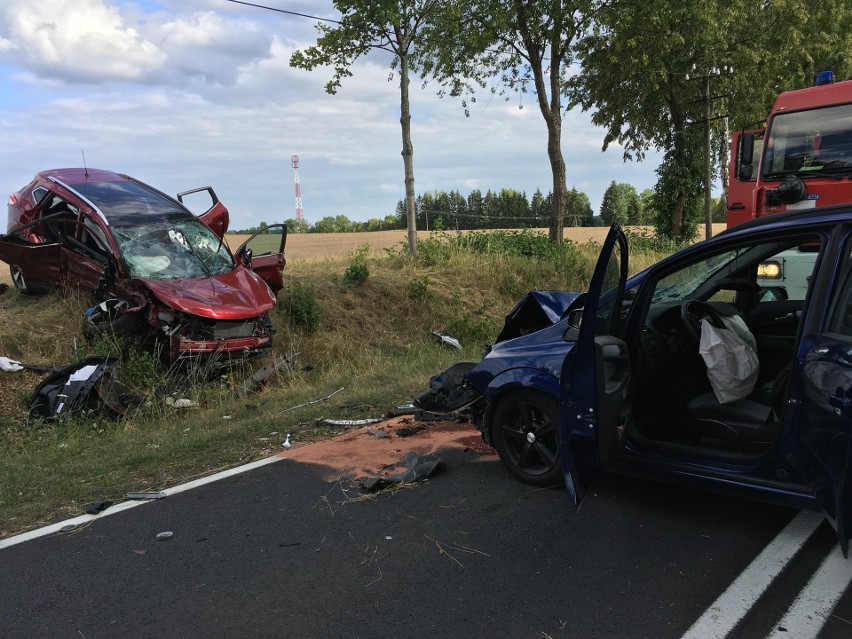 Dwie pasażerki z nissana, który uczestniczył w wypadku koło...