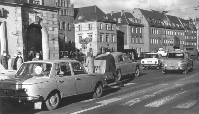 WROCŁAW 21-03-1979. RYNEK, SKRZYŻOWANIE ULICY ŚWIDNICKIEJ I OŁAWSKIEJ. FOT. ZBIGNIEW NOWAK