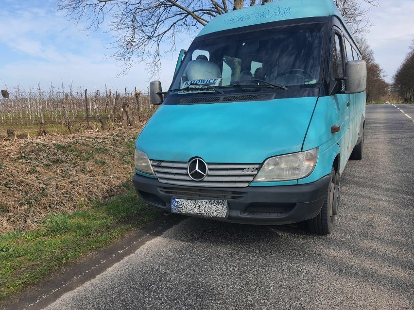W Koniecmostach w gminie Wiślica kierowca jechał bez uprawnień i zdezelowanym busem. Przekroczył też prędkość