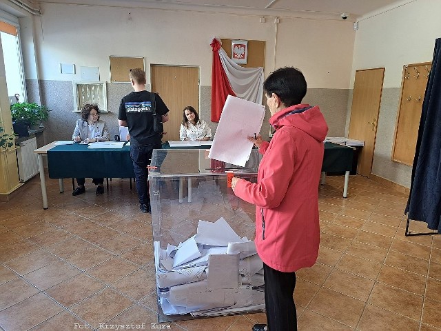 Wybory samorządowe 2024. Głosowanie w Busku-Zdroju.