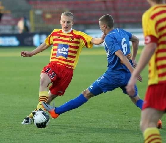 Bartłomiej Pawłowski (z lewej) strzelił dwa gole dla Jagi w pierwszym tegorocznym sparingu