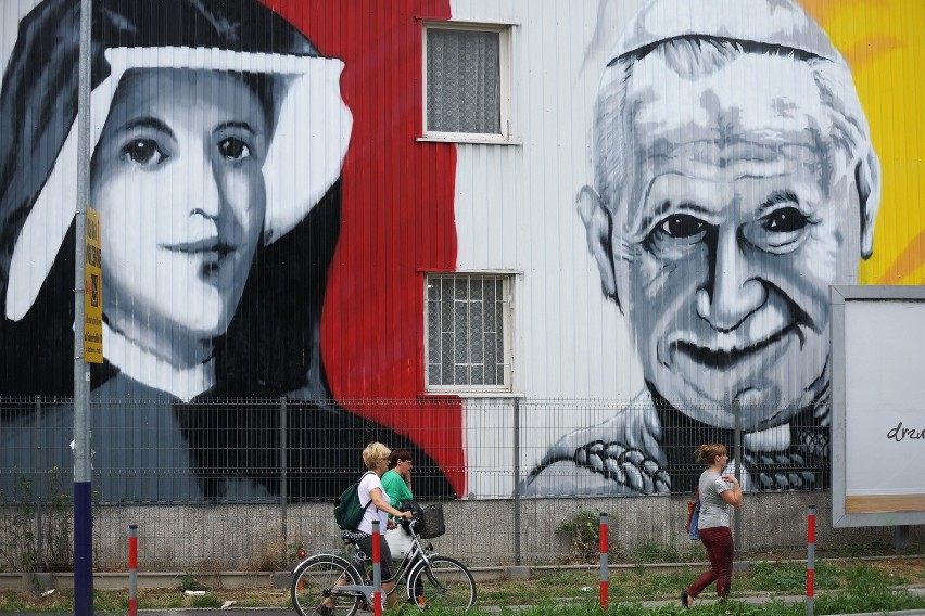 Wątpliwej urody mural na budynku szpitala Jana Pawła II