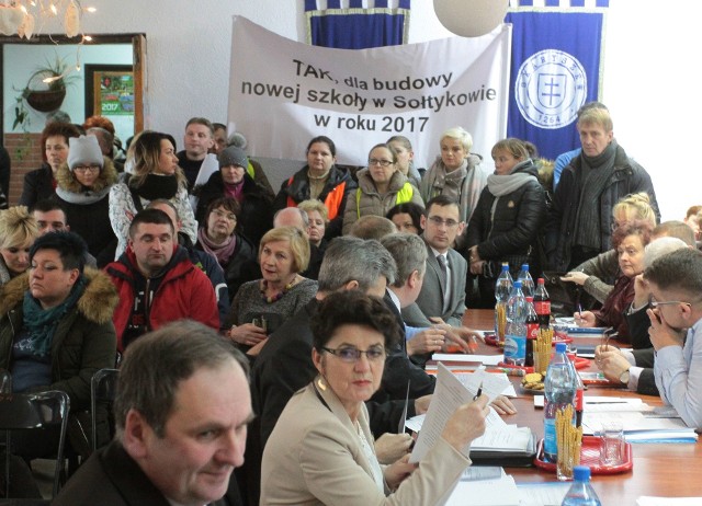 Nie pomogła pikieta mieszkańców Sołtykowa - radni w Skaryszewie odrzucili plan budowy szkoły.