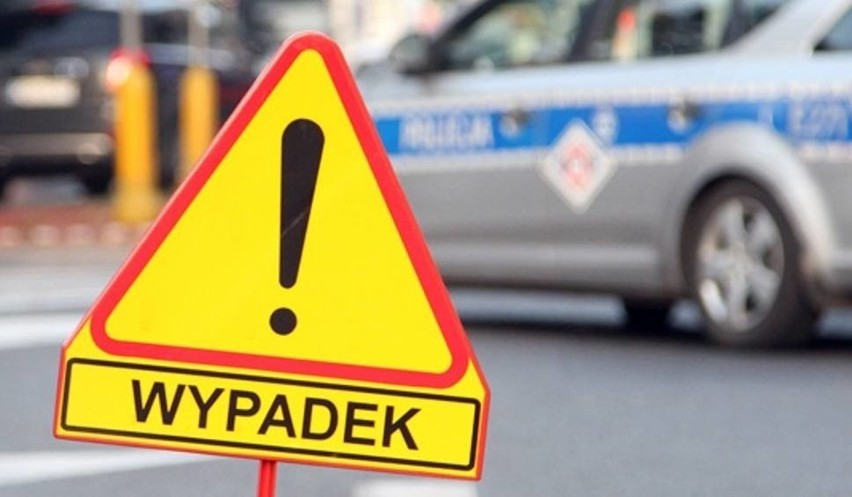Kierowca w Stąporkowie wjechał autem w ogrodzenie. Trafił do szpitala