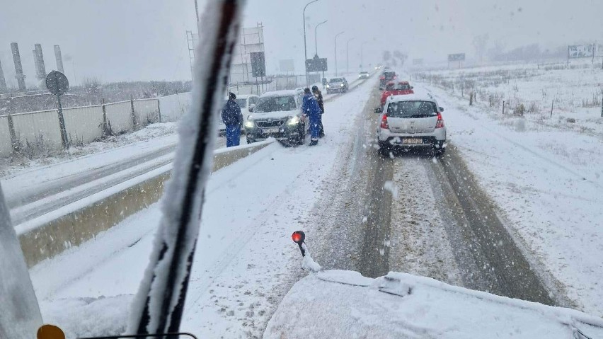 Dużo wypadków na Podhalu. Mocno sypnęło śniegiem, warunki na drogach zrobiły się bardzo trudne