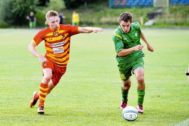 Tomasz Kupisz (z lewej) był wyróżniającym się piłkarzem Jagiellonii w starciu z Niemnem Grodno, zakończonym wygraną żółto-czerwonych 1:0