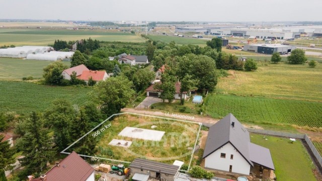 Dom z dobrym dojazdem do Wrocławia, ale nie w samym mieście. Taki plan na życie wciąż chce zrealizować wiele rodzin. Działki budowlane pod Wrocławiem mają bardzo różne ceny: oczywiście najdroższe są najmodniejsze lokalizacje, ale można znaleźć miejsca mniej popularne, ale znacznie tańsze.Przedstawiamy nieruchomości wystawione do sprzedaży w portalu Gratka.plZobacz na kolejnych slajdach działki budowlane pod Wrocławiem - posługuj się myszką, klawiszami strzałek na klawiaturze lub gestami