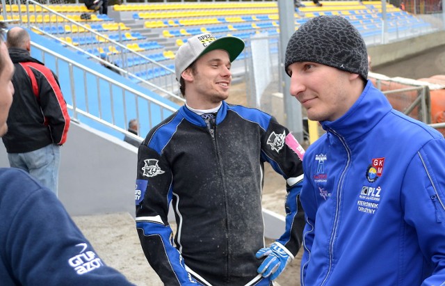 Krzysztof Buczkowski, jeden z liderów GKM Grudziądz i Rafał Wojciechowski, kierownik drużyny GKM. Z tyłu, za Buczkowskim widoczna nowa trybuna stadionu w Grudziądzu