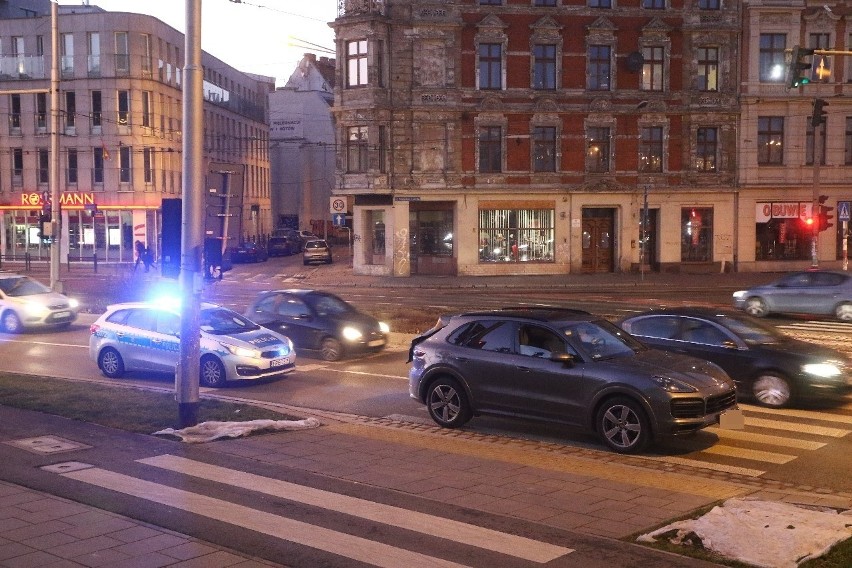 Porsche zatrzymane w centrum Wrocławia. To akcja policji kryminalnej 