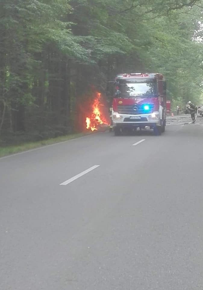Tragiczny wypadek między Koszęcinem i Boronowem. Najpierw zderzenie, a zaraz potem pożar osobówki. Jedna osoba nie żyje [ZDJĘCIA]