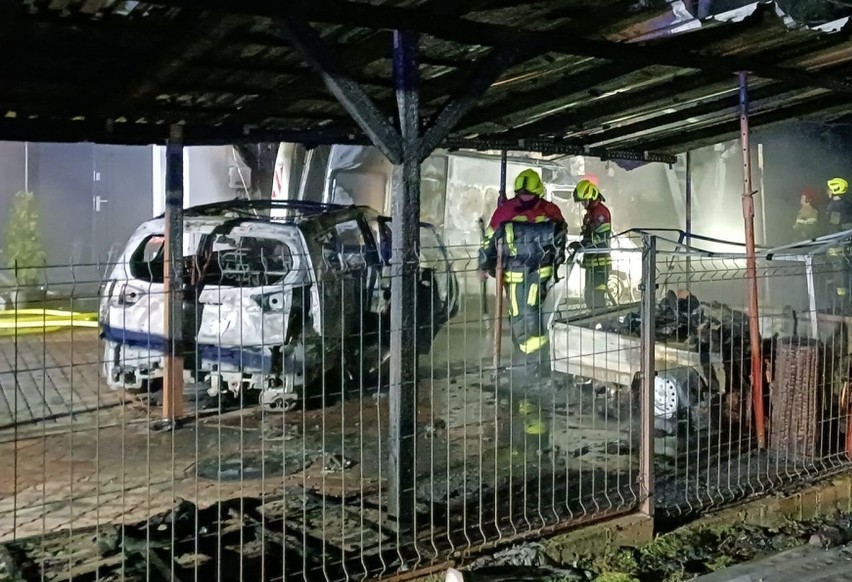 Pożar domu i aut w miejscowości Kulikówka
