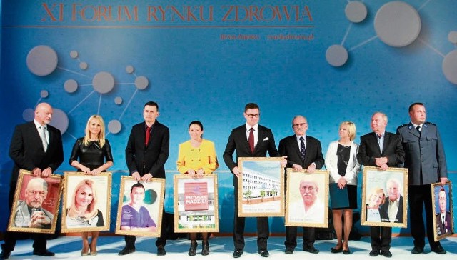 Wśród laureatów Portretów Polskiej Medycyny 2015 znaleźli się m.in.: doc. Maciej Kowalczyk (pierwszy z lewej), podkom. Michał Godyń (pierwszy z prawej) i prof. Janusz Skalski (czwarty od prawej)