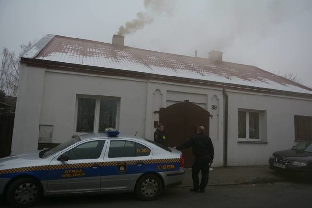 Interwencja Straży Miejskiej na radomskich Glinicach po tym jak jedna z ulic została „przykryta” gęstym dymem z kominów.