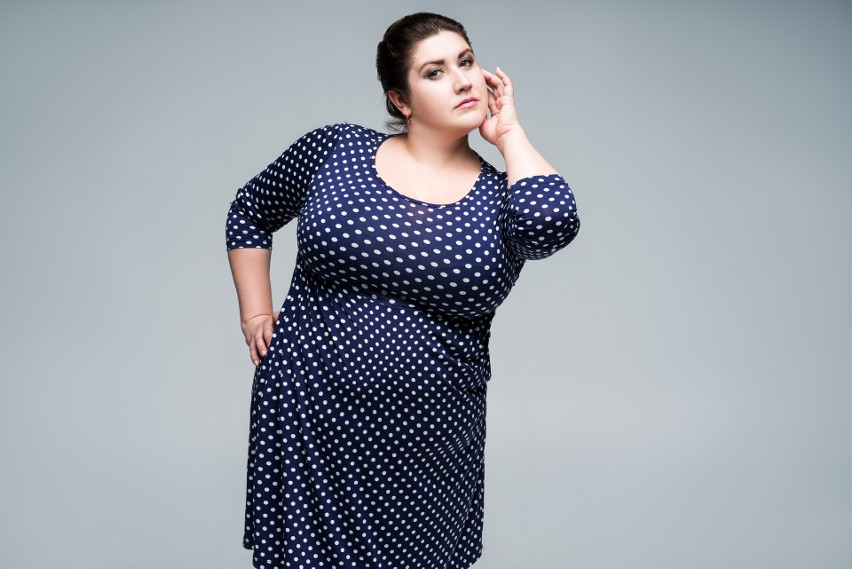 Moda dla puszystych, która ukrywa nadprogramowe kilogramy i podkreśla  kobiecą figurę. Zobacz, czego unikać, kupując odzież XXL | Gazeta Pomorska