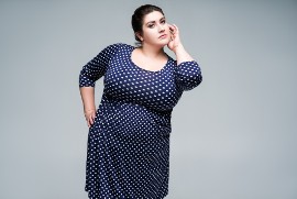 Moda dla puszystych, która ukrywa nadprogramowe kilogramy i podkreśla  kobiecą figurę. Zobacz, czego unikać, kupując odzież XXL | Strona Kobiet