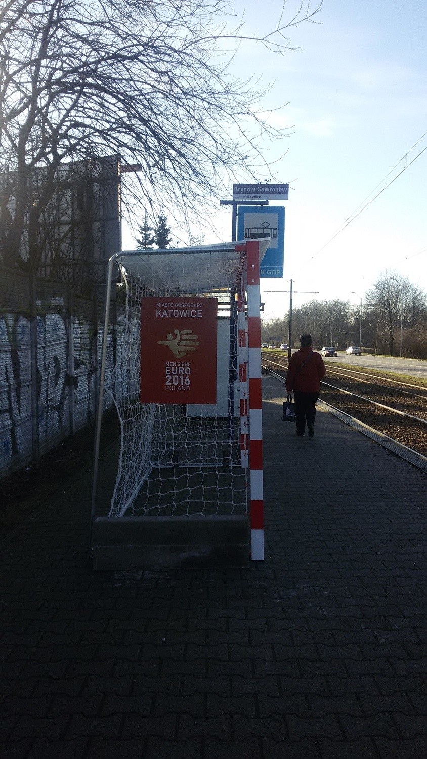 Bramki na przystankach w Katowicach przypominają o Euro 2016