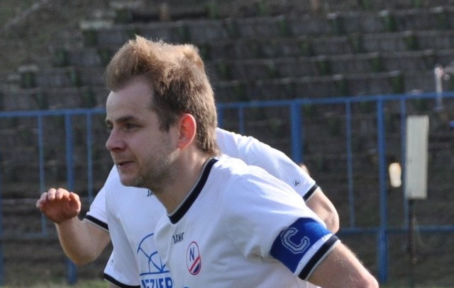 Przemysław Cichoń (na pierwszym planie) jest obecnie jednym z bardziej doświadczonych graczy GKS Nowiny. W tym sezonie jego klub chce zachować w miejsce w czołowej szóstce czwartej ligi.