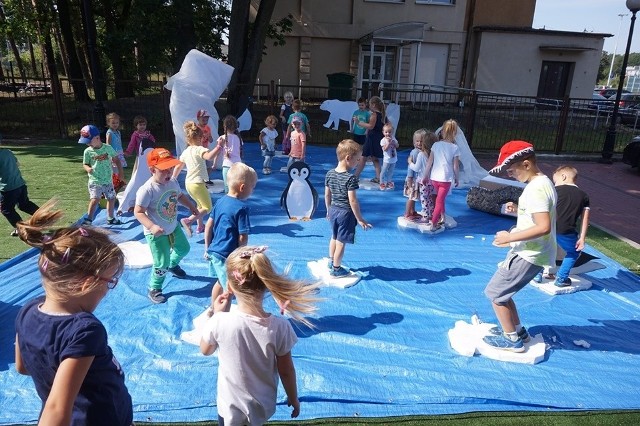 Na zakończenie podróży po Antarktydzie i Arktyce dzieci bawiły się na makiecie przedstawiającej lodową krainę.