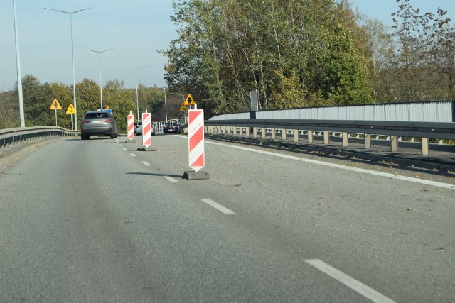 Od kilku miesięcy kierowcy mogą korzystać z tylko jednego pasa na wiadukcie wzdłuż ulicy Katowickiej w Żorach