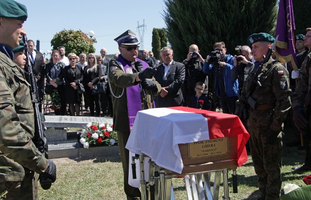 Pogrzeb Żołnierza Wyklętego Zygmunta Libery ps. "Babinicz" na cmentarzu w Kobylance pod Grudziądzem w asyście Wojska Polskiego.