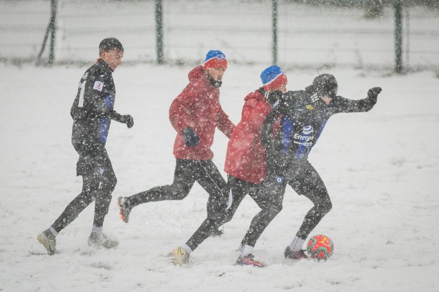 Piłkarze Zawiszy i Wdy rywalizowali przy obficie padającym śniegu