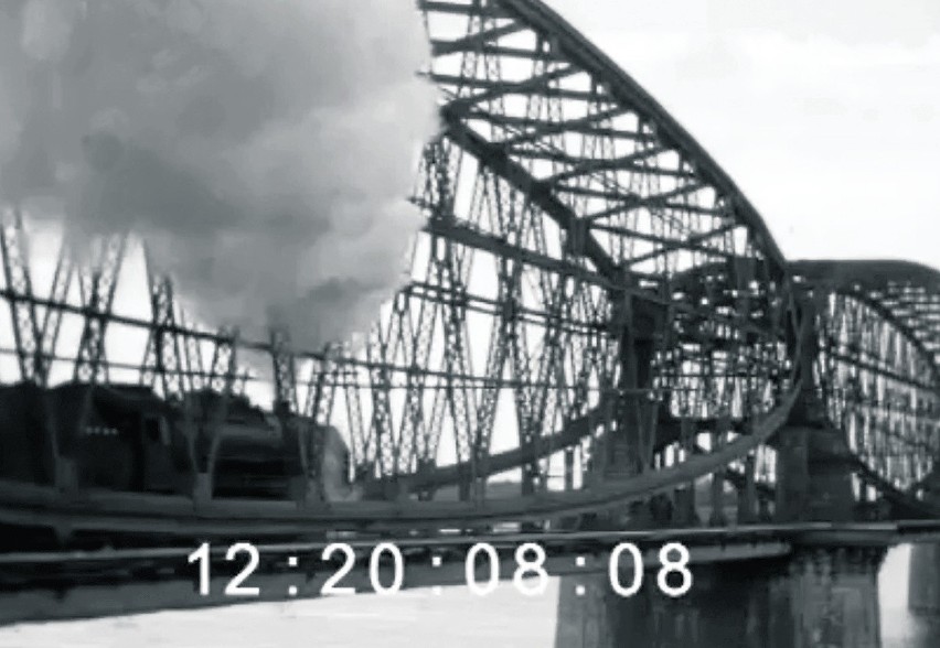 Film przedstawiający przejazd pociągu przez most kolejowy w...