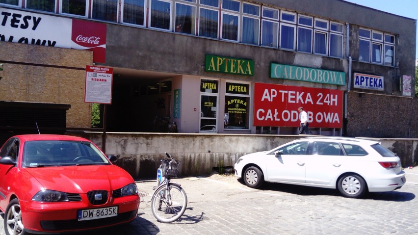 Trzy parkingi i trzy regulaminy na pl. Hirszfelda. Lepiej uważaj  