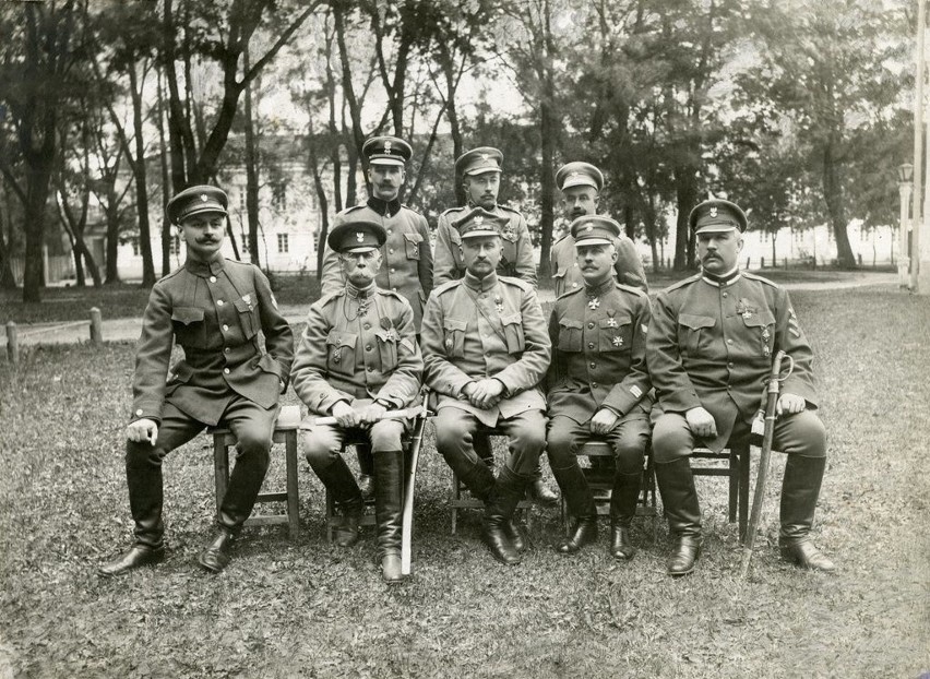 Generał Józef Dowbor-Muśnicki (siedzi w środku) wraz ze...