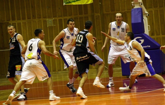 Koszykarze Siarki Tarnobrzeg (w białych koszulkach) tylko w pierwszej połowie meczu ze Zniczem Pruszków mieli kłopoty z rywalami.