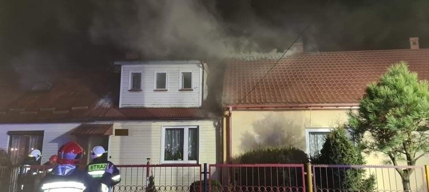 Pożar poddasza drewnianego budynku przy ulicy 3 Maja w Skarżysku. Ewakuowało się 6 osób [ZDJĘCIA]