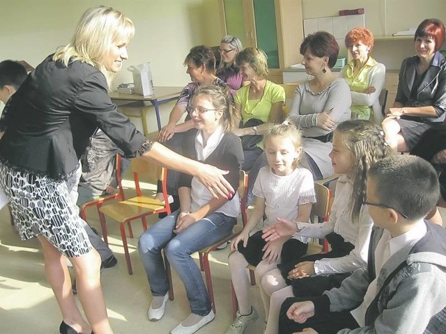 Małgorzata Popławska, p.o. dyrektorki powitała całą szóstkę uczniów w Olszyńcu.