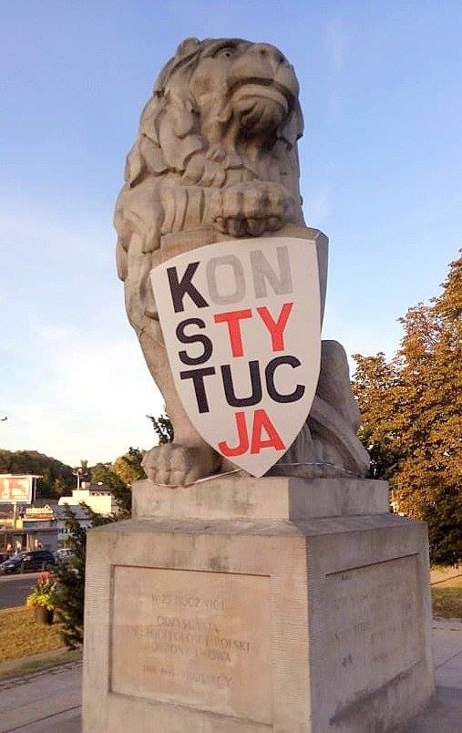 KOD-erzy zamieścili tablicę w niedzielę. W poniedziałek już jej nie było